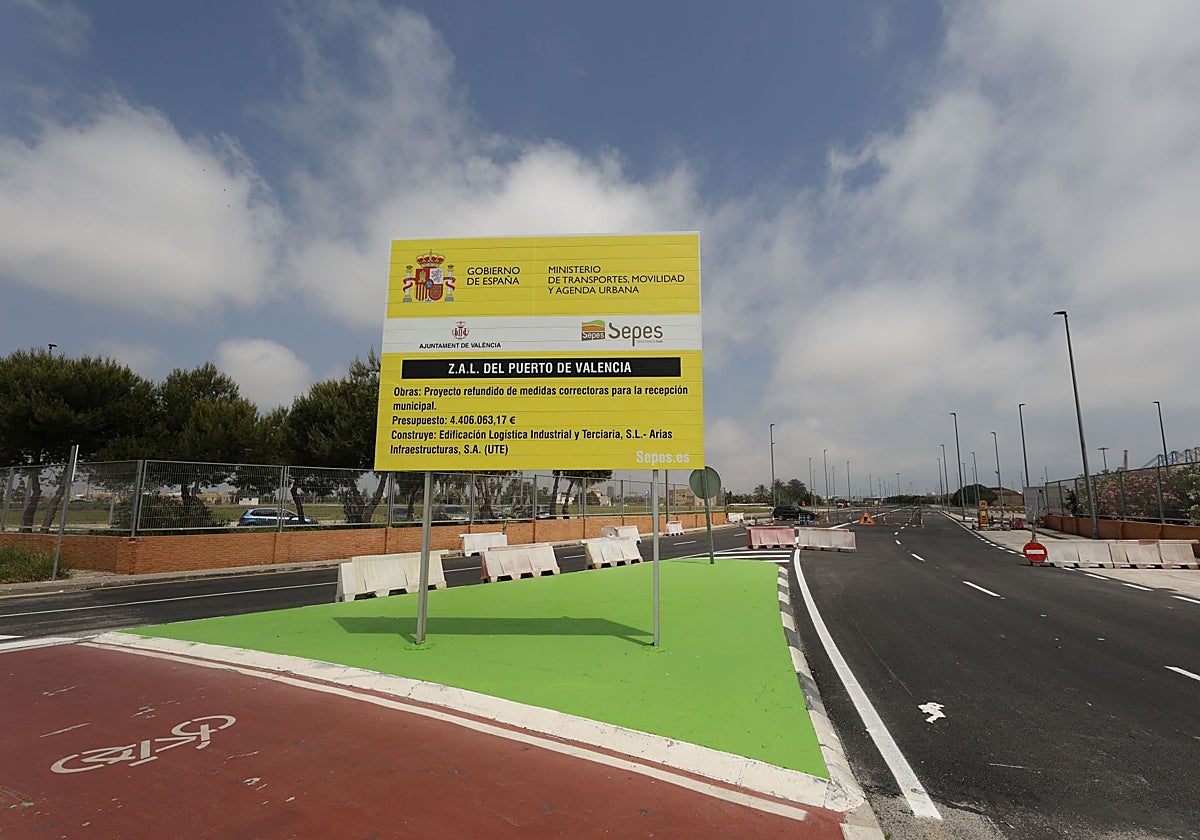 Cartel y accesos de la ZAL del puerto de Valencia, donde se proyecta la Ciudad de la Industrialización de la Construcción